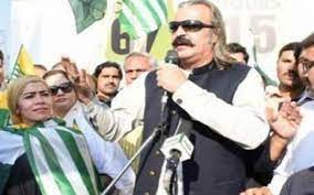 وفاقی وزیر علی امین گنڈا پور کو نوجوان نے پشاوری چپل دے ماری