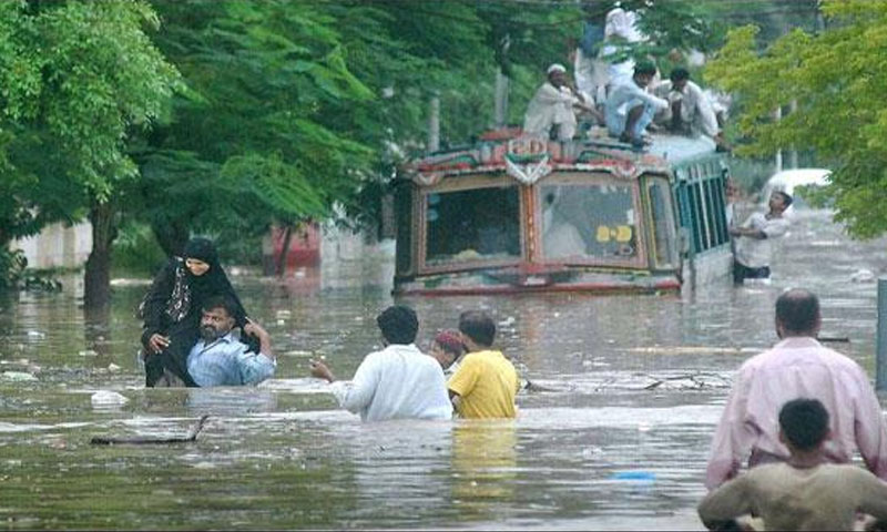 کراچی میں تھوڑی سی بارش، کئی علاقوں میں پانی جمع، برساتی نالے اُبل پڑے، جگہ جگہ ٹریفک جام
