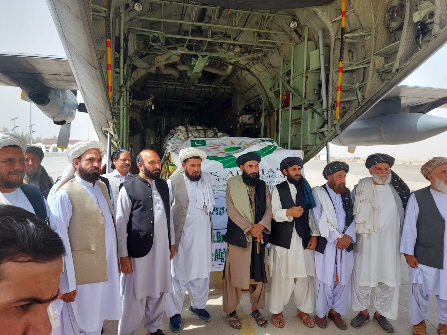 پاکستان کا سی 130 طیارہ امدادی سامان لے کر قندھار پہنچ گیا