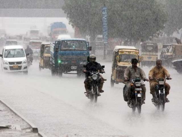کراچی میں ہواؤں کے ساتھ موسلا دھار بارش
