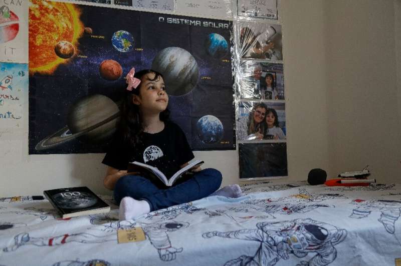 برازیل کی آٹھ سالہ لڑکی دنیا کی کم عمر ترین ماہرِ فلکیات بن گئی