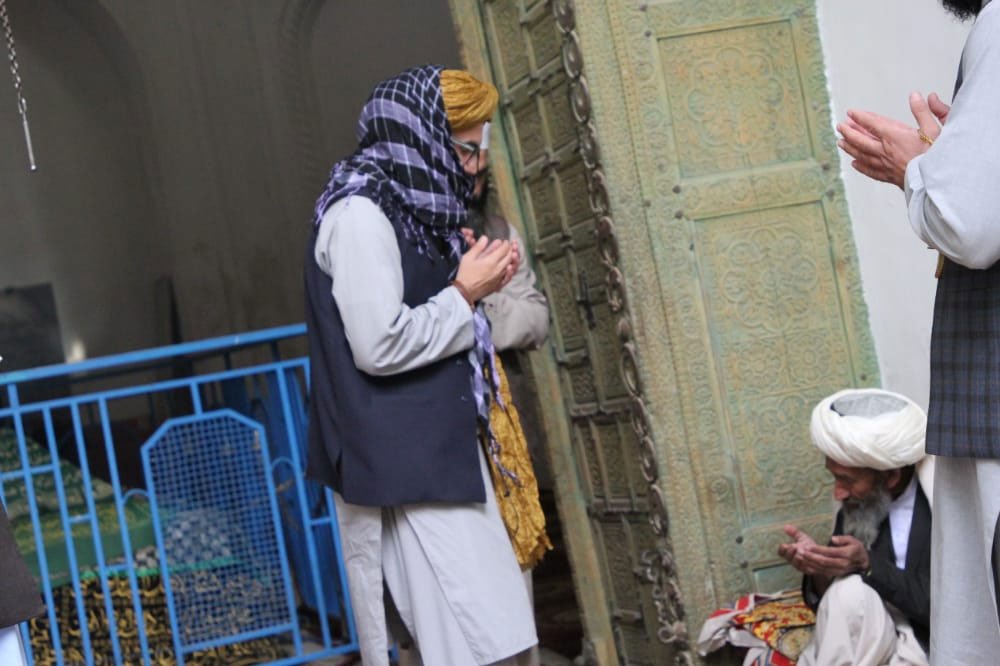 طالبان رہنماؤں کی محمود غزنوی کی قبر پر حاضری، تصاویر سامنے آگئیں