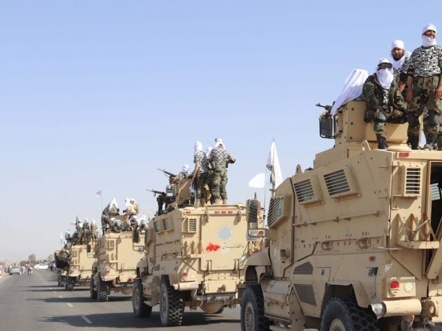 طالبان کی امریکی فورسز سے چھینی گئی بکتربند گاڑیوں کے ساتھ فوجی پریڈ