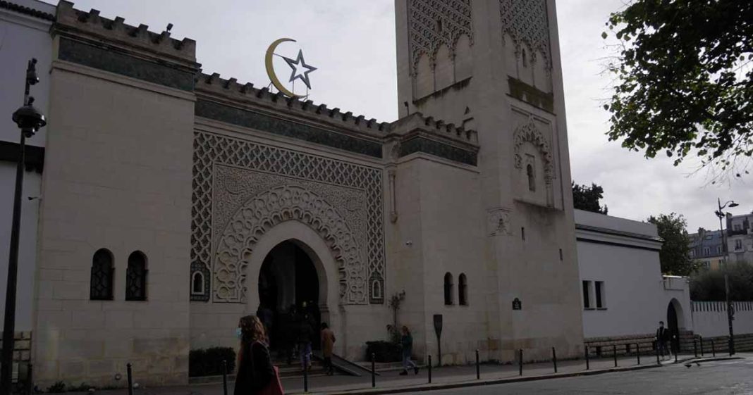 فرانس کی اسلام دشمنی، یہود مخالف بیان کے بہانے مسجد کو بند کر دیا