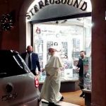 پوپ فرانسس کی میوزک شاپ جانے کی تصدیق
