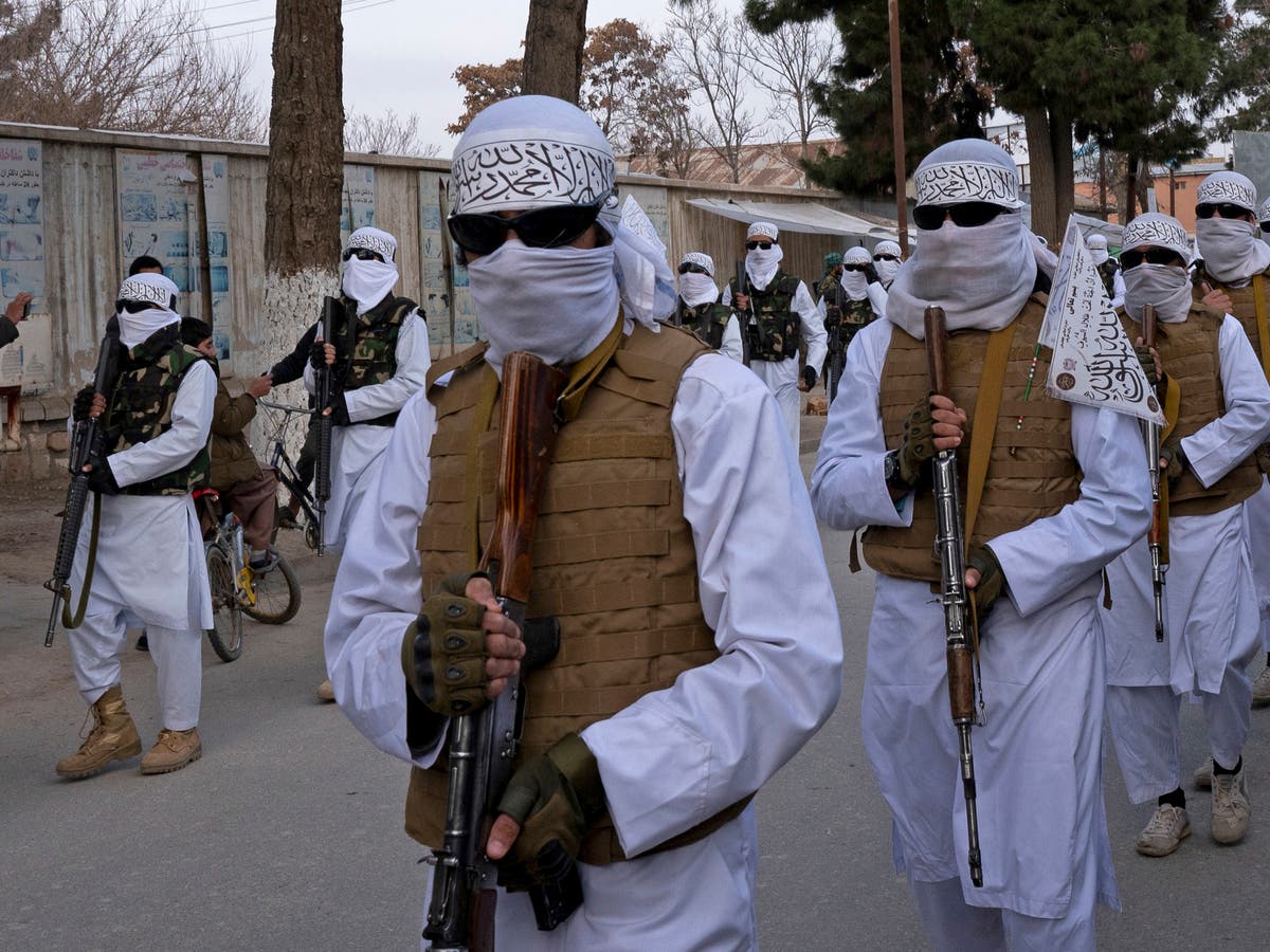 طالبان کا شمالی مغربی شہر میں بدامنی کے بعد فوجی پریڈ کے ذریعے طاقت کا مظاہرہ