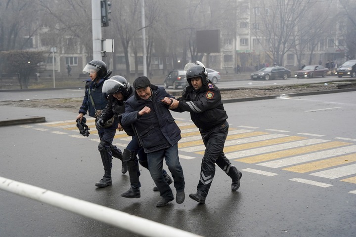 قازقستان میں تیل کی قیمتوں میں اضافے پر احتجاج فسادات میں تبدیل، 160سے زائد افراد ہلاک