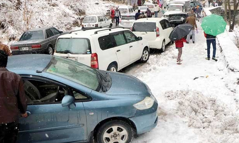 سیاحوں کا رش، مری میں شدید برف باری سے گاڑیوں میں19افراد ہلاک