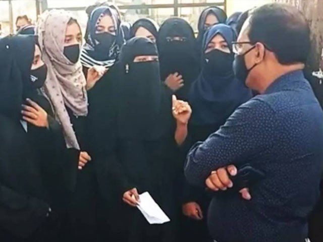 بھارت میں باحجاب طالبات سے امتیازی سلوک،علیحدہ کلاس میں بٹھا دیا گیا