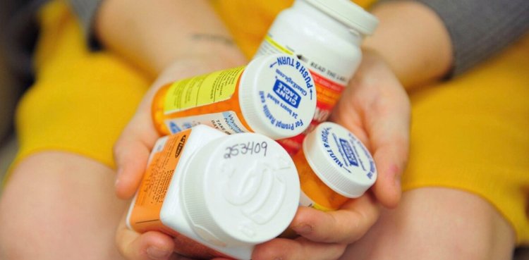 دوائی میں اضافی خوراک، دو برس  میں ایک لاکھ امریکی موت کے منہ میں چلے گئے
