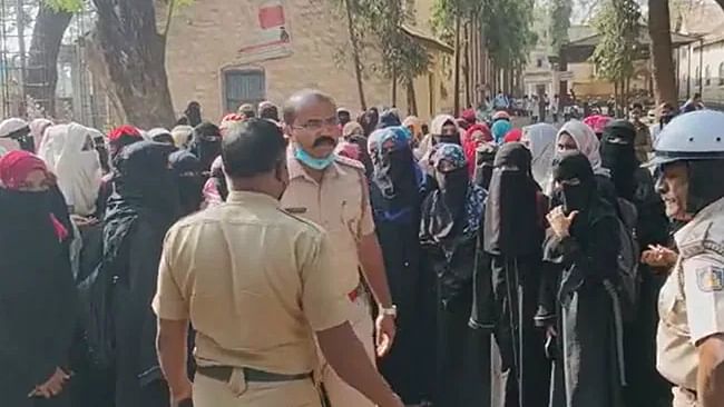 کرناٹک کے14 اسکولوں کی 162 طالبات کو حجاب کرنے پر واپس گھر بھیج دیا گیا
