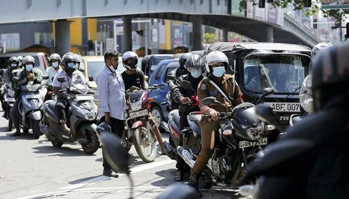 سری لنکا میں معاشی بحران، پیٹرول کے لیے قطار میں کھڑے دو افراد کا انتقال