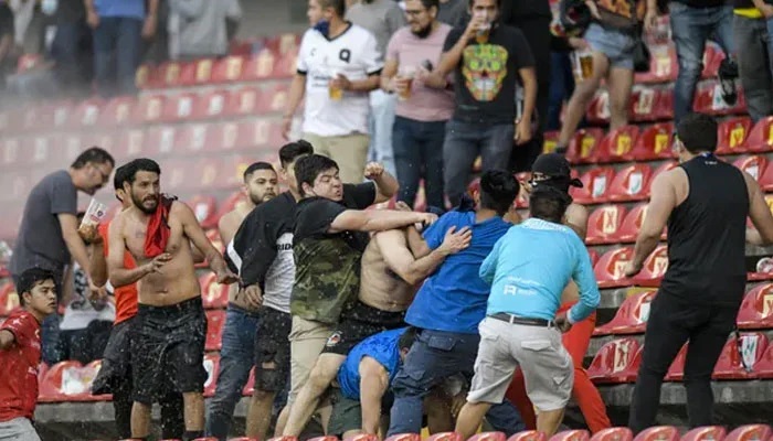 فٹبال میچ کے دوران شائقین کی شدید لڑائی، 17 افراد ہلاک