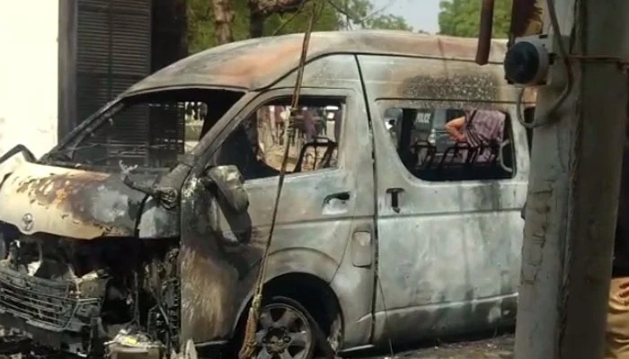 جامعہ کراچی میں وین میں دھماکا،دو چینی اساتذہ سمیت5 افراد جاں بحق