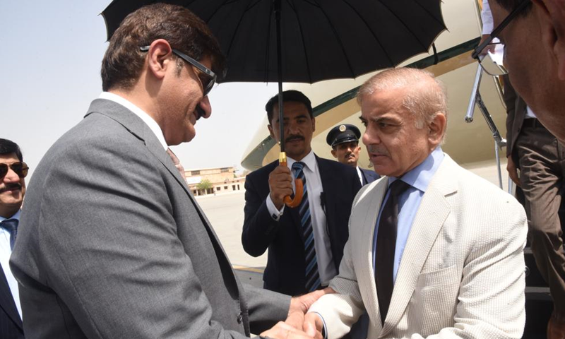 وزیراعظم شہباز شریف کا کراچی پہنچنے پر شاندار استقبال ،مزارقائد پرحاضری