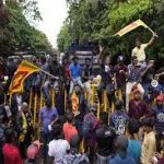 سری لنکا  معاشی بحران'عوام سیاست دانوں کے گھروں کو آگ لگانے لگے