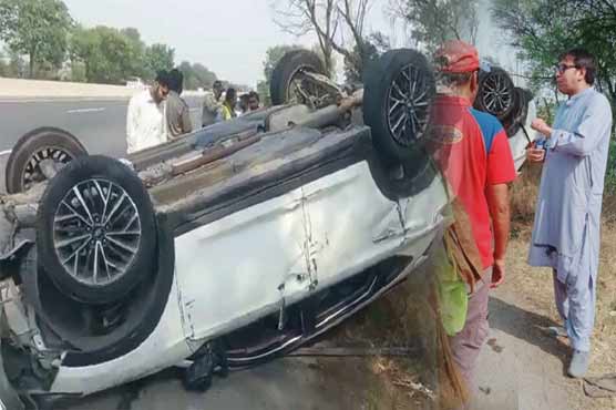 ڈاکٹر شہبازگل کی گاڑی کو موٹروے پر حادثہ، زخمی ہوگئے