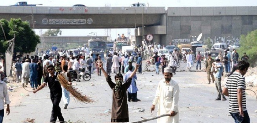 لوڈشیڈنگ کیخلاف کراچی کی سڑکوں پر ،جگہ جگہ احتجاج