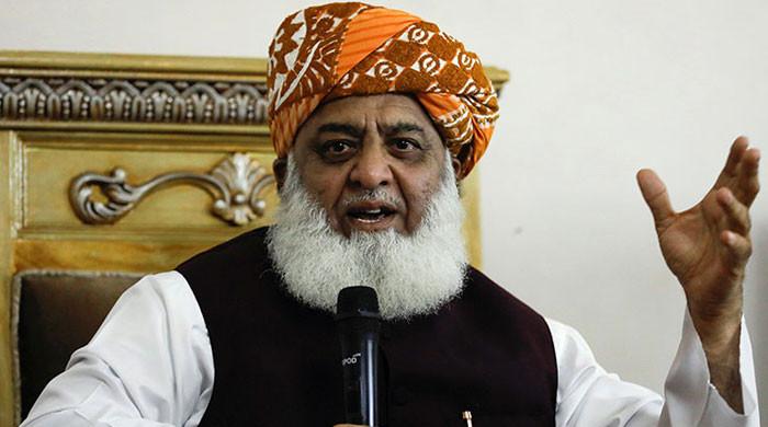 حکومت کو کہا جاتا ہے ہدایات پر چلنا ہےفضل الرحمان کا انکشاف