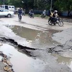 کراچی ‘بارش کے بعد تباہ حال سڑکوں کی حالت مزید ابتر