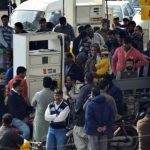 حکومت کا بڑا مذاق‘پیٹرول کی فی لیٹر قیمت میں صرف ساڑھے 3 روپے کمی