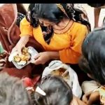 ماں کی 8 بچوں میں 2 روٹیاں تقسیم کرنے کی ویڈیو دیکھ کر لوگ اشکبار