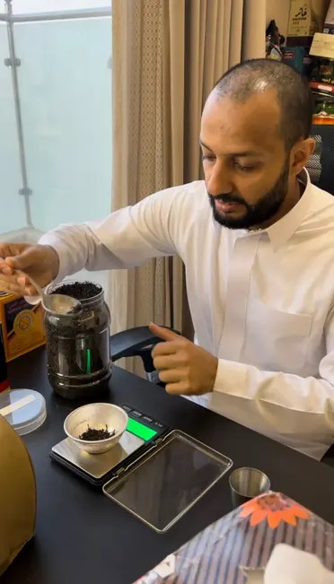 سعودی شہری نے چائے کی پتی کا معیار چیک کرنے کا طریقہ ڈھونڈ نکالا