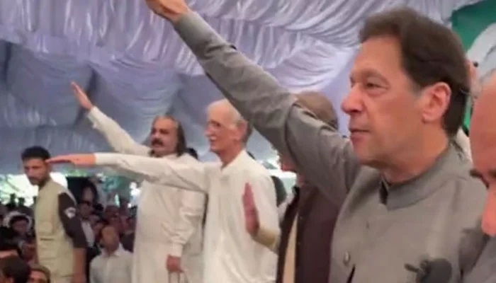 حکومت مخالف تحریک، عمران خان نے کارکنوں کے ساتھ حلف لیا