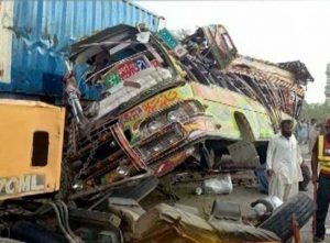 حیدرآباد، انڈس ہائی وے پر ٹریفک حادثہ، 11 افراد جاں بحق،13زخمی
