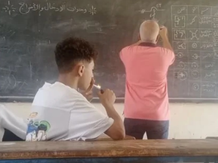 مصری طالبعلم کلاس روم میں ہی سگریٹ پینے لگا، ویڈیو وائرل
