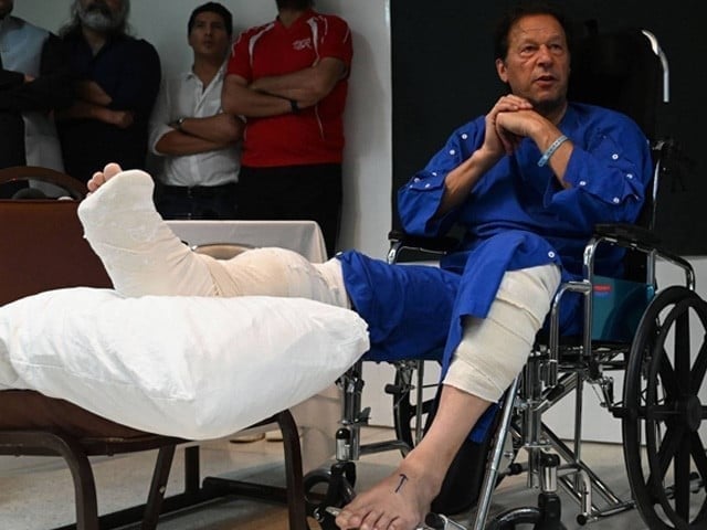 عمران خان آزادی مارچ کی قیادت کے لیے تیار، پلستر مکمل اتار دیا گیا