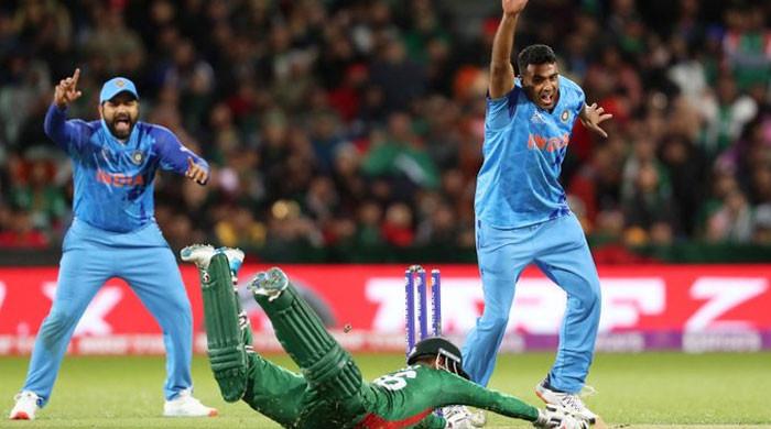 ٹی20 ورلڈ کپ: بھارت نے دلچسپ مقابلے میں بنگلہ دیش کو 5 رنز سے شکست دے دی
