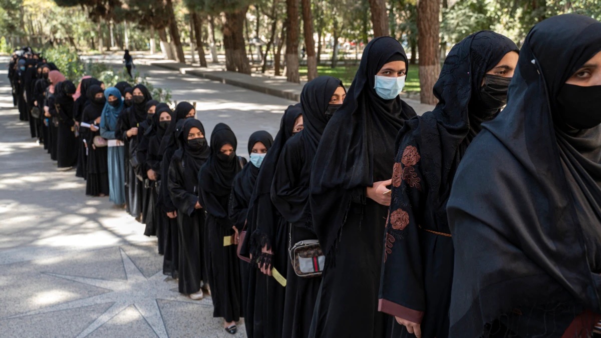 افغان طالبان کا عالمی دباؤ پر خواتین کی یونیورسٹیاں دوبارہ کھولنے پر غور