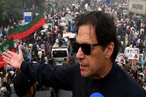 عمران خان کا سڑکوں پر آ کر وفاقی حکومت پر دباؤ بڑھانے کا فیصلہ