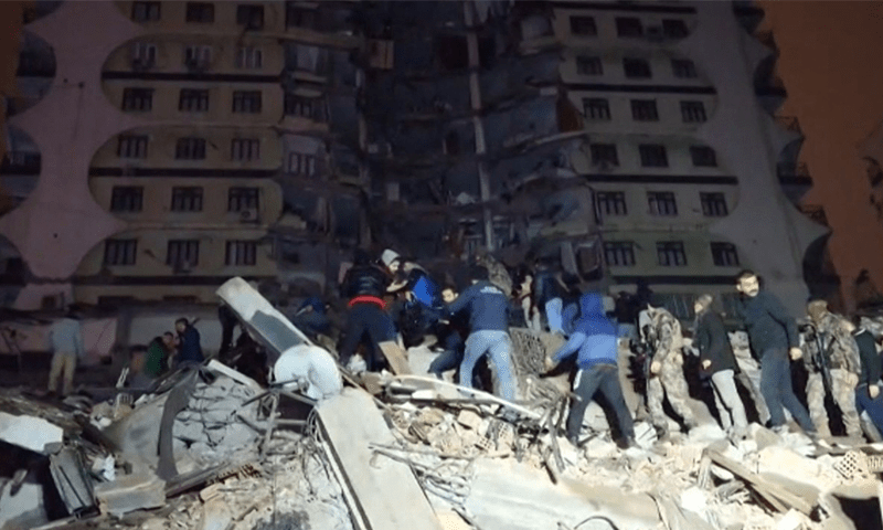 ترکیہ اور شام میں 7.8 شدت کا زلزلہ، 400 افراد جاں بحق، سینکڑوں زخمی،عمارتیں ملبے کا ڈھیر