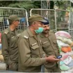 عمران خان کی رہائش گاہ کے باہر پی ٹی آئی کارکنوں اور پولیس کے درمیان تلخ کلامی