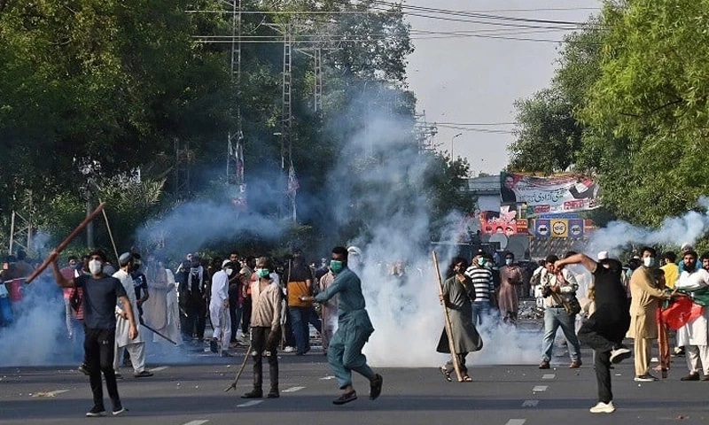 عمران خان کی گرفتاری پر احتجاج ، مختلف شہروں میں پی ٹی آئی کارکنوں کے خلاف مقدمات درج