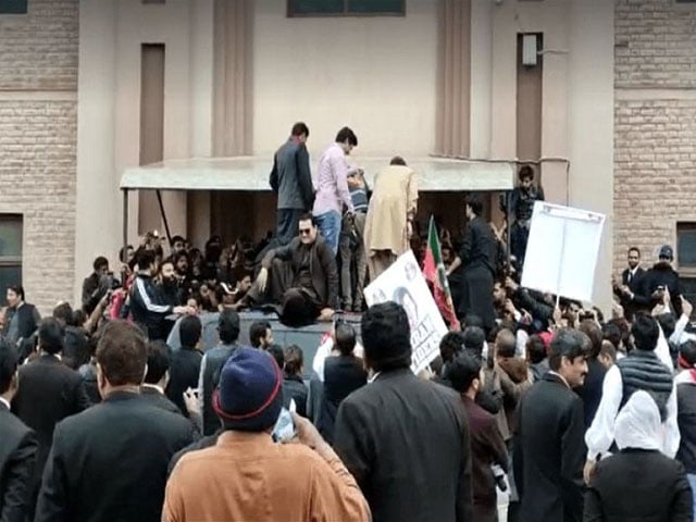 جوڈیشل کمپلیکس ہنگامہ آرائی کے تین کیسز میں عمران خان کی ضمانتیں خارج