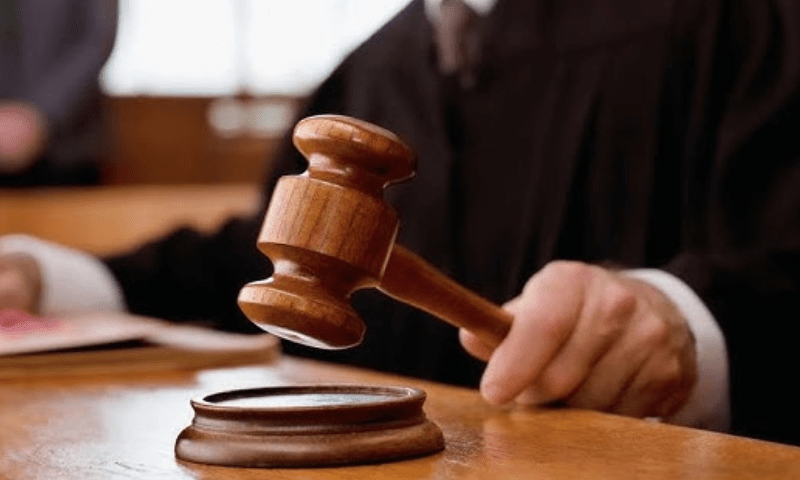 عدالت میں ملزم  نے جج کو جوتا دے مارا