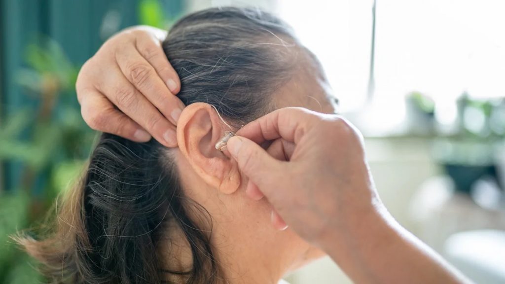آلہ سماعت استعمال کرنے والوں میں جلد موت کا خطرہ کم ہوتا ہے، تحقیق