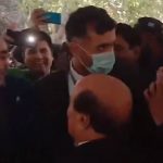 دیکھو دیکھو مجھے کون نظر آیا؟ لطیف کھوسہ کو دیکھ کر بلاول بھٹو گرمجوشی سے بغل گیر