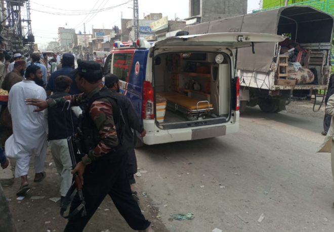 ڈی آئی خان میں پولیس کی گاڑی کے قریب دھماکہ، ٹانک میں فائرنگ،2 اہلکار شہید،6 زخمی