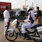 کراچی ، ناکے لگا کر چالان کرنا ٹریفک اہلکاروں کو مہنگا پڑ گیا
