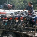 کراچی میں موٹرسائیکلوں،گاڑیوں کے لفٹنگ چارجز ختم