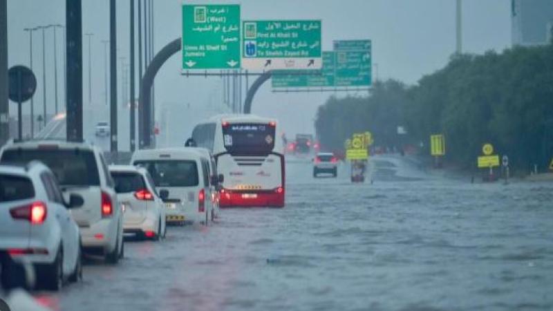 بارش کا 75سالہ ریکارڈ ٹوٹ گیا،دبئی، شارجہ، ابوظہبی تالاب کا روپ دھار گئے
