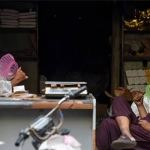 قیامت خیز گرمی کے باوجود 14گھنٹے کی لوڈشیڈنگ ،کراچی کے شہری نڈھال