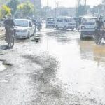 کروڑوں کے بجٹ اور ٹکے کے کام، بارشوں نے نئی تعمیر شدہ سڑکوں کی قلعی کھول دی