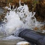 یونیورسٹی روڈ پر 84 انچ قطر کی پانی کی سپلائی لائن ٹوٹ گئی