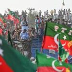 تحریک انصاف کی پارٹی قیادت کو سول نافرمانی کی تحریک جاری رکھنے کی ہدایت