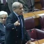 پی ٹی آئی اراکین کاعمران کے حق میں پلے کارڈ اٹھا کر احتجاج